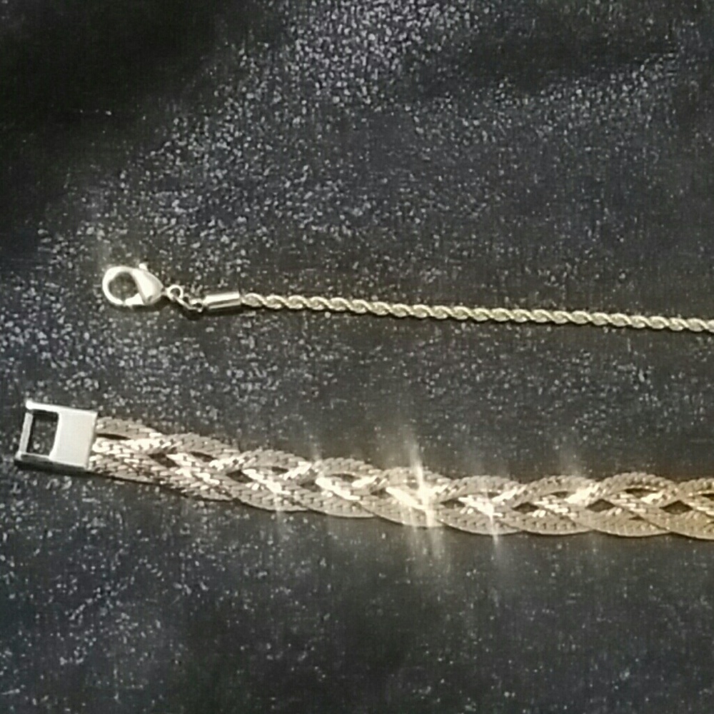Bundle of two gold tone bracelets